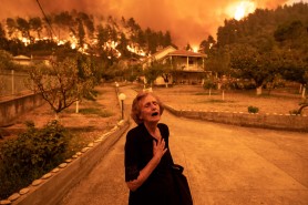 Fotografia care surprinde toată durerea grecilor. Reacția sfâșietoare a unei femei de 81 de ani în timp ce focul se apropie de casa ei